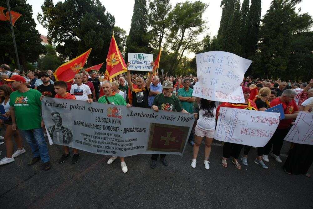 <p>Kako je najavljeno, građani će cijelu noć provesti ispred zgrade Vlade</p>