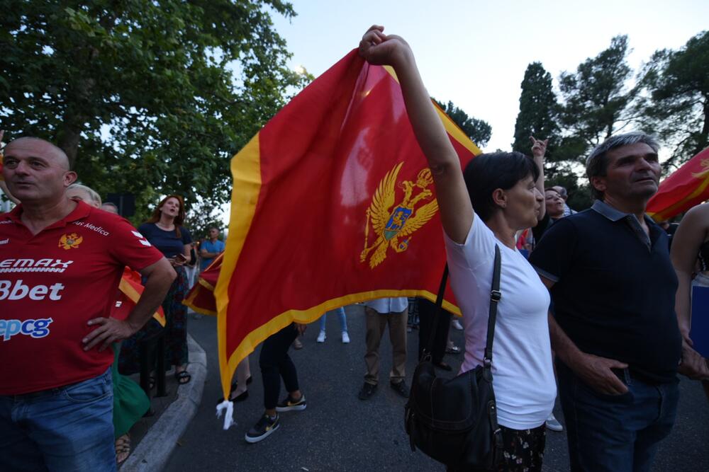 <p>Kako je najavljeno, građani će cijelu noć provesti ispred zgrade Vlade</p>