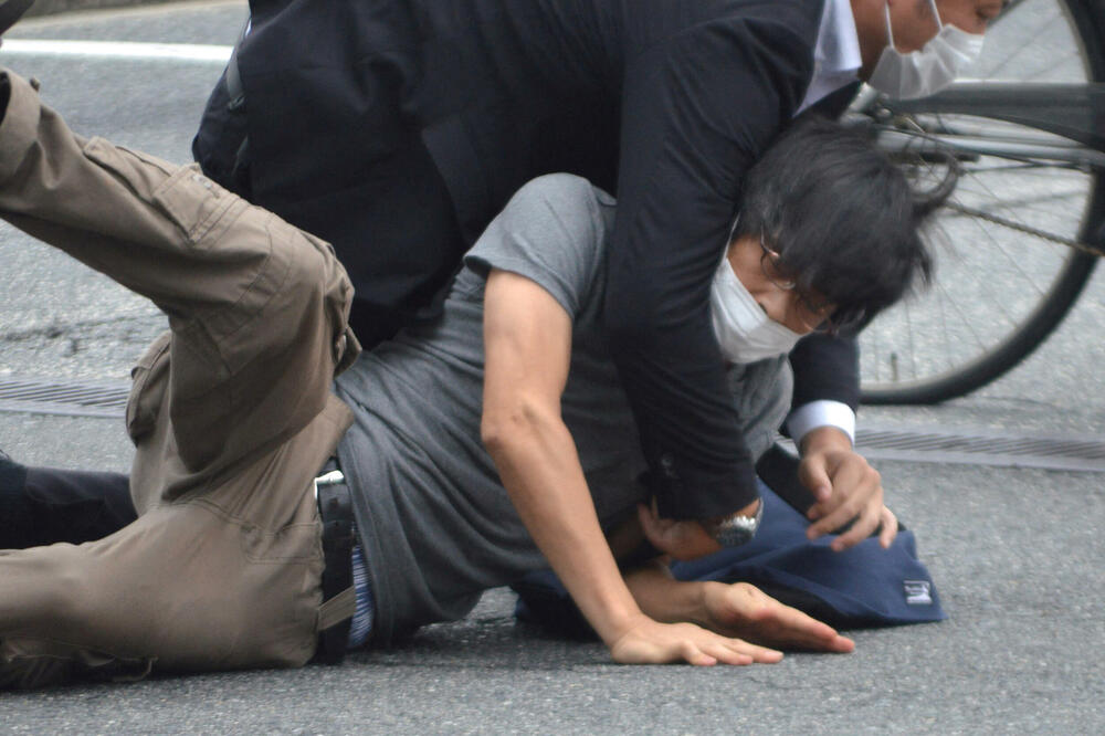 Policajac hvata osumnjičenog, Foto: Reuters