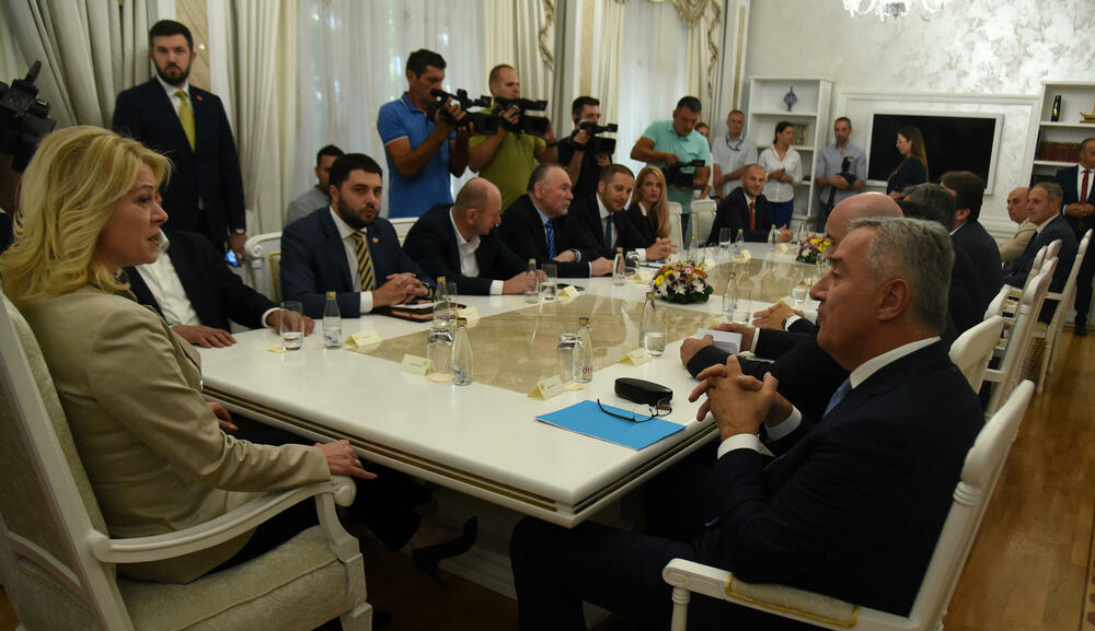 <p>Ključne teme sastanka odnose se na izbor sudija Ustavnog suda, imenovanje članova Sudskog savjeta, izbor vrhovnog državnog tužioca, te reformu izbornog zakonodavstva</p>