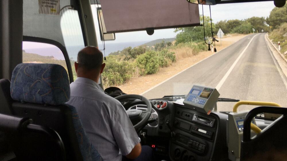 <p>Nenašminkane kuće od kamena, stare masline i smokve, makija. More miluje stijene. Zimzeleno rastinje, izraslo na vjetru, nadnijelo se nad kristalnobistru vodu. Jedan se čovjek zabavio čišćenjem svoje barke u luci</p>