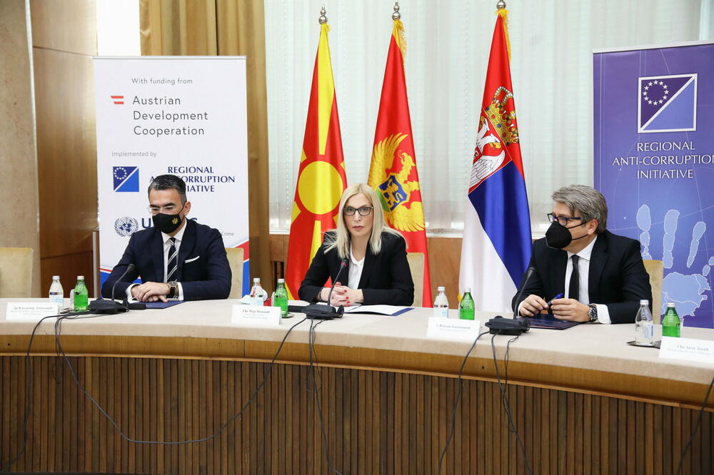 Tadašnji ministar Leposavić na potpisivanju sporazuma u Beogradu, Foto: RAI-SEE.org