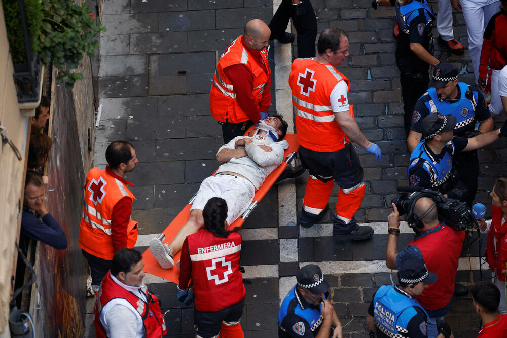 <p>Bik je rogovima nanio povrede dvojici učesnika trke, a sedam povrijeđenih ukupno je hospitalizovano</p>