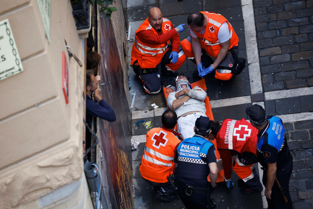 <p>Bik je rogovima nanio povrede dvojici učesnika trke, a sedam povrijeđenih ukupno je hospitalizovano</p>