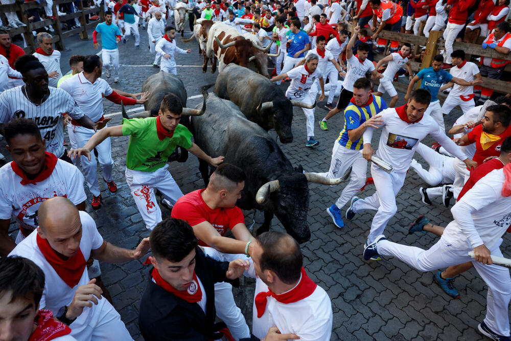 <p>Bik je rogovima nanio povrede dvojici učesnika trke, a sedam povrijeđenih ukupno je hospitalizovano</p>