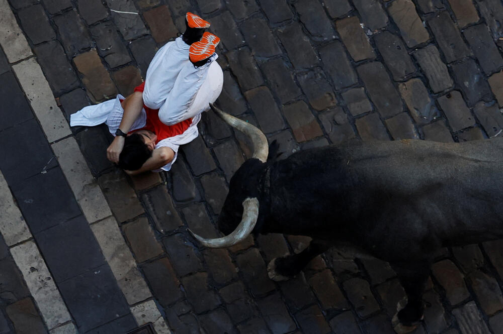 <p>Bik je rogovima nanio povrede dvojici učesnika trke, a sedam povrijeđenih ukupno je hospitalizovano</p>