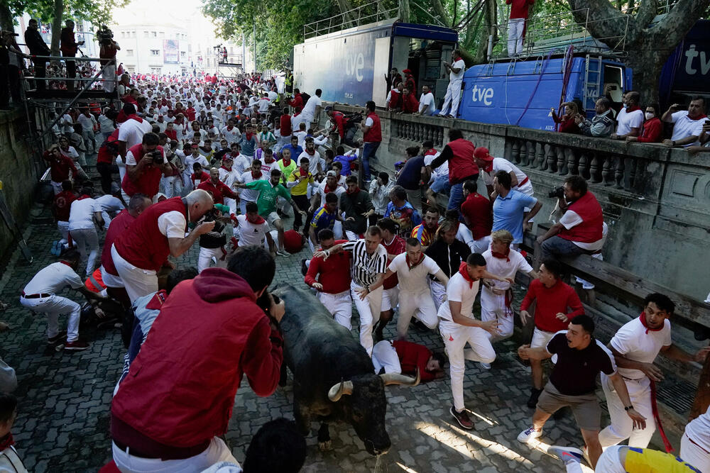 <p>Bik je rogovima nanio povrede dvojici učesnika trke, a sedam povrijeđenih ukupno je hospitalizovano</p>
