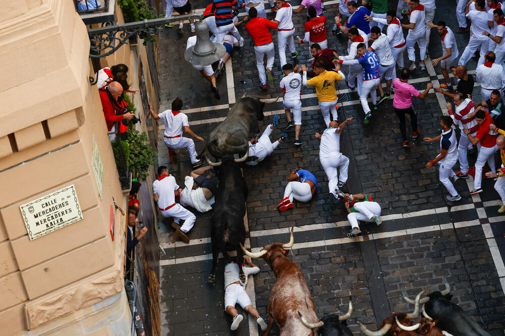 <p>Bik je rogovima nanio povrede dvojici učesnika trke, a sedam povrijeđenih ukupno je hospitalizovano</p>