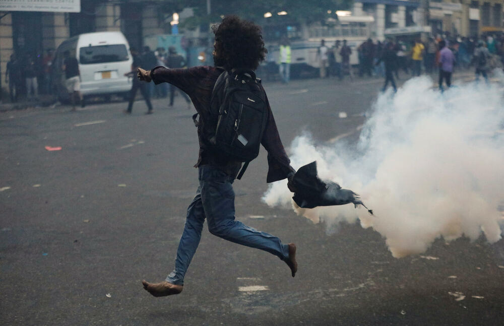 <p>Ova ostrvska država sa 22 miliona stanovnika suočava se sa velikom nestašicom deviza zbog čega je ograničen uvoz goriva, hrane i ljekova, upavši u najtežu krizu od sticanja nezavisnosti 1948. godine</p>