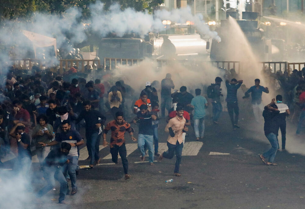 <p>Ova ostrvska država sa 22 miliona stanovnika suočava se sa velikom nestašicom deviza zbog čega je ograničen uvoz goriva, hrane i ljekova, upavši u najtežu krizu od sticanja nezavisnosti 1948. godine</p>