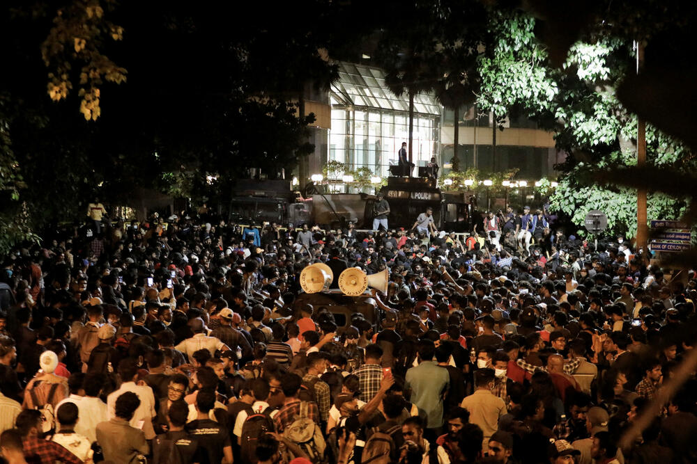 <p>Ova ostrvska država sa 22 miliona stanovnika suočava se sa velikom nestašicom deviza zbog čega je ograničen uvoz goriva, hrane i ljekova, upavši u najtežu krizu od sticanja nezavisnosti 1948. godine</p>