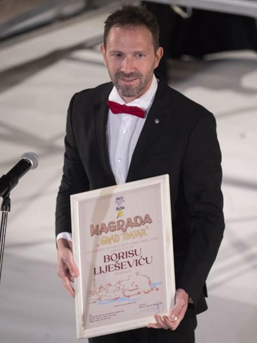 Liješević prima nagradu Grad teatra