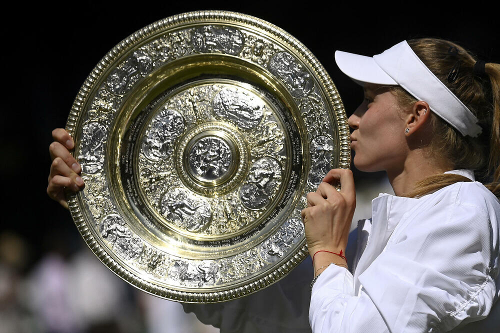 Ribakina sa vimbldonskim peharom, Foto: Reuters
