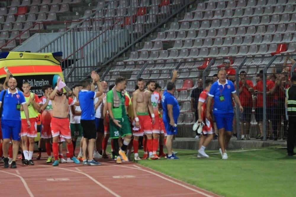 Fudbaleri Iskre otpozdravljaju navijačima nakon meča u Elbasanu, Foto: FK Iskra