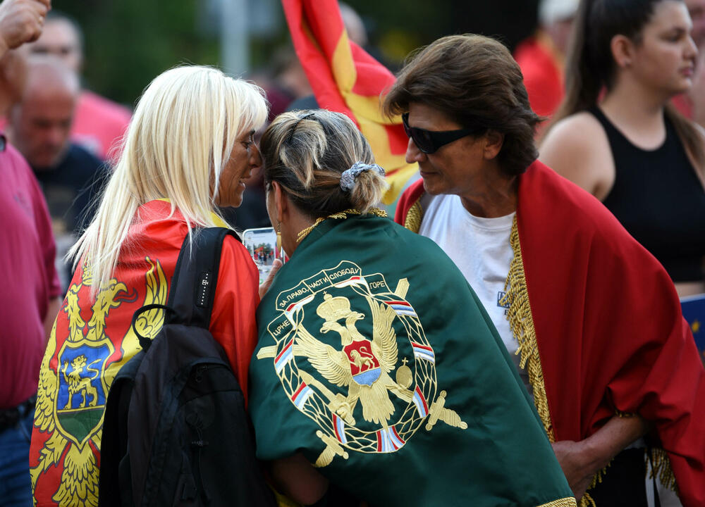 Sa protesta protiv potpisivanja Temeljnog ugovora sa SPC ispred zgrade Vlade