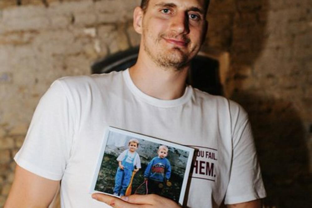 Jokić sa fotografijom iz porodičnog albuma, Foto: denvernuggets/twitter