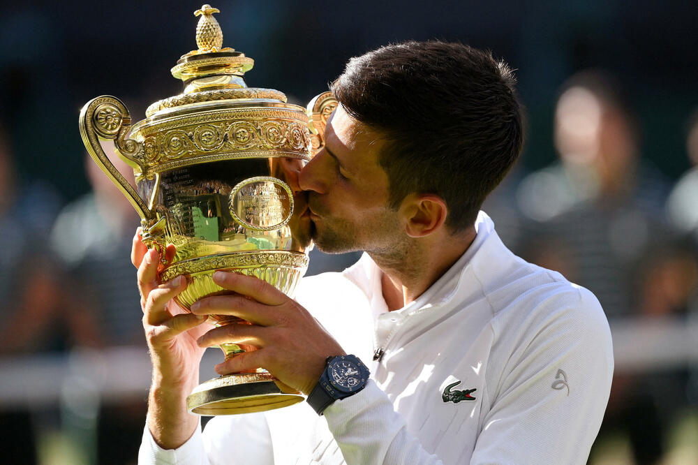 Đoković sa vimbldonskim peharom, Foto: Reuters