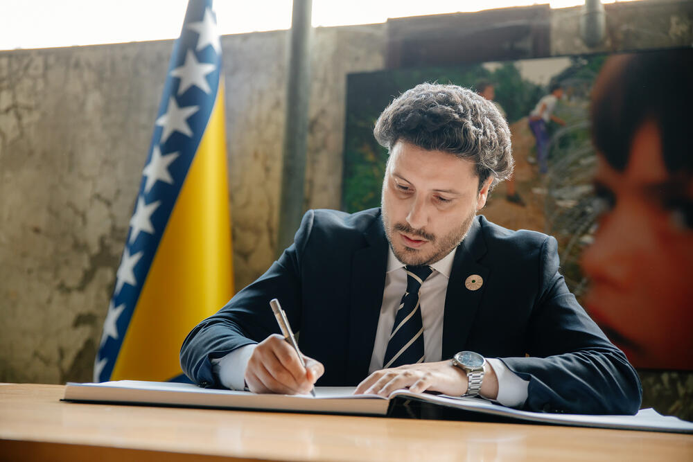 <p>"Danas, 27 godina nakon toga i dalje na Balkanu i živi duh mržnje, razdora, podjela koji se na svu sreću ne manifestuje ratnim dešavanjima ali koji se manifestaciju politikama koje se zasipaju govorom mržnje ili negacijom istine i činjenica", rekao je Abazović.</p>