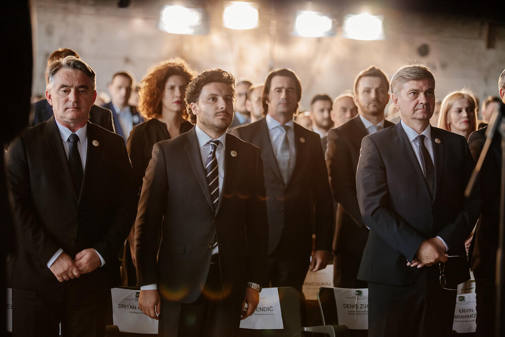 <p>"Danas, 27 godina nakon toga i dalje na Balkanu i živi duh mržnje, razdora, podjela koji se na svu sreću ne manifestuje ratnim dešavanjima ali koji se manifestaciju politikama koje se zasipaju govorom mržnje ili negacijom istine i činjenica", rekao je Abazović.</p>