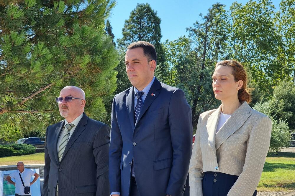 Vuković (u sredini) tokom polaganja vijenca, Foto: Twitter