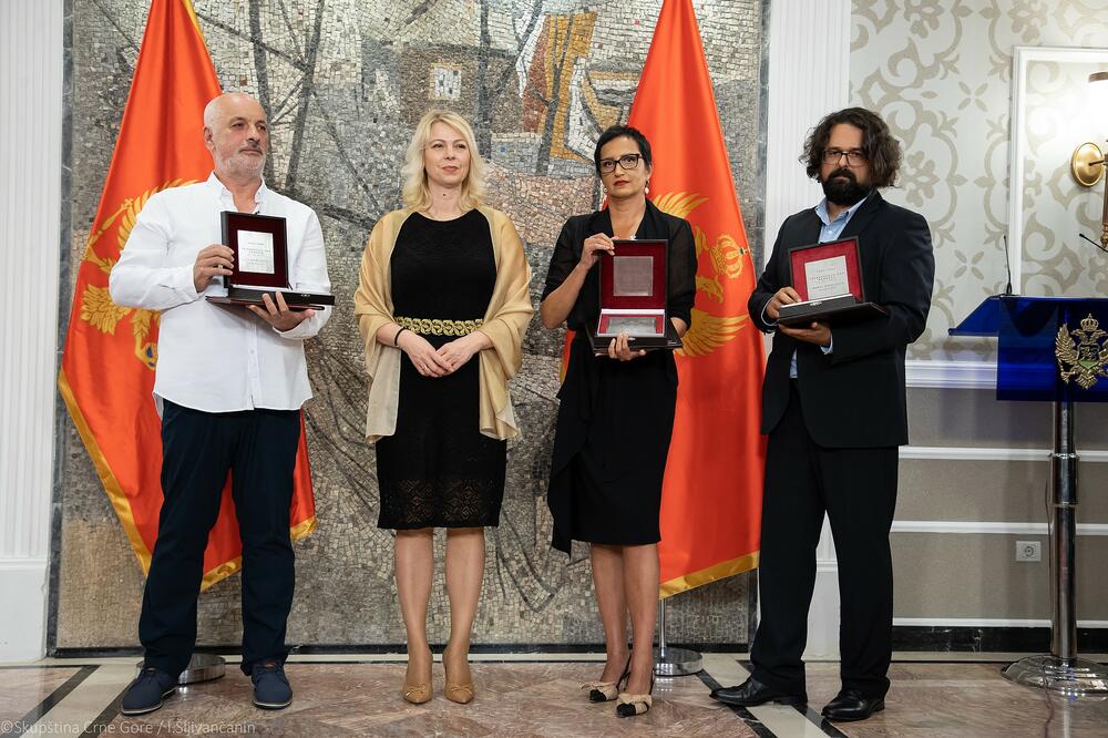 Đurović sa dobitnicima Trinaestojulske nagrade, Foto: Skupstina.me