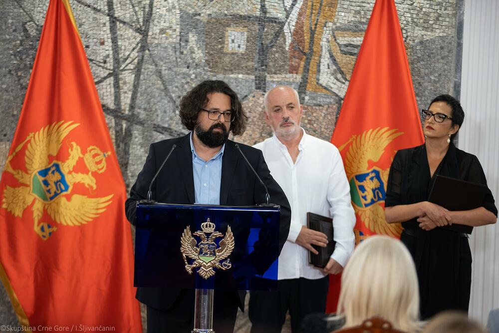 <p>Predsjednica Skupštine nagrade u Vili Gorica uručila ovogodišnjim dobitnicima, slikarki Jeleni Tomašević, književniku Andreju Nikolaidisu i kompozitoru Senadu Gačeviću</p>