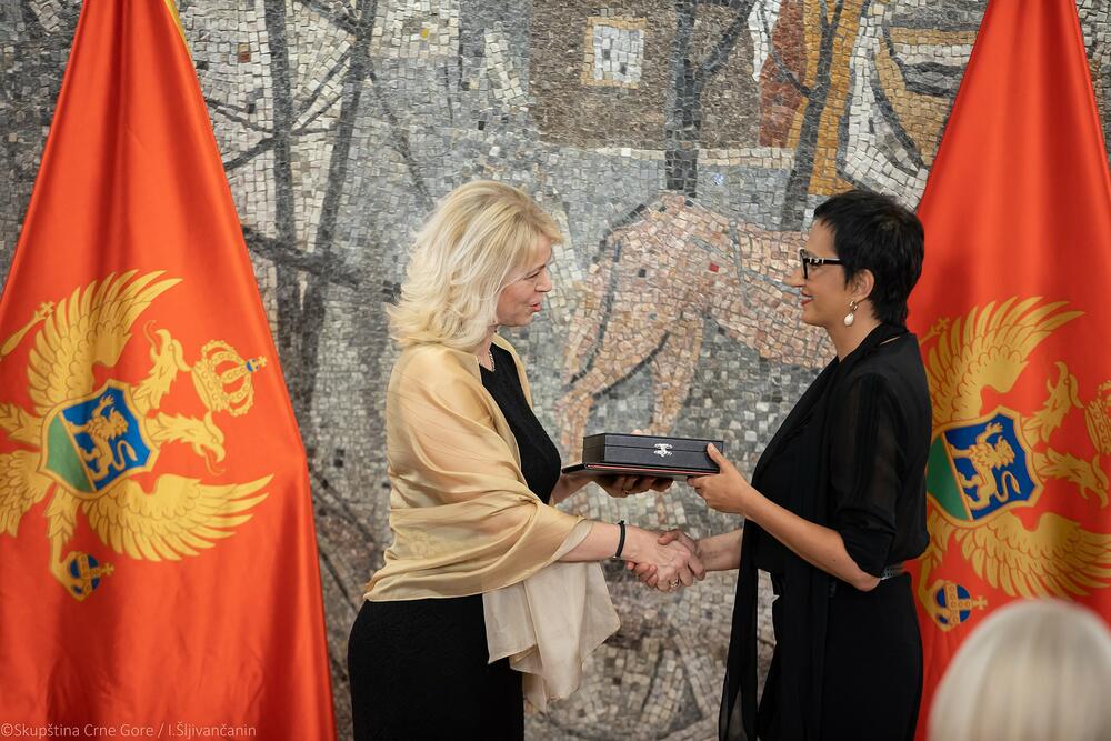 <p>Predsjednica Skupštine nagrade u Vili Gorica uručila ovogodišnjim dobitnicima, slikarki Jeleni Tomašević, književniku Andreju Nikolaidisu i kompozitoru Senadu Gačeviću</p>