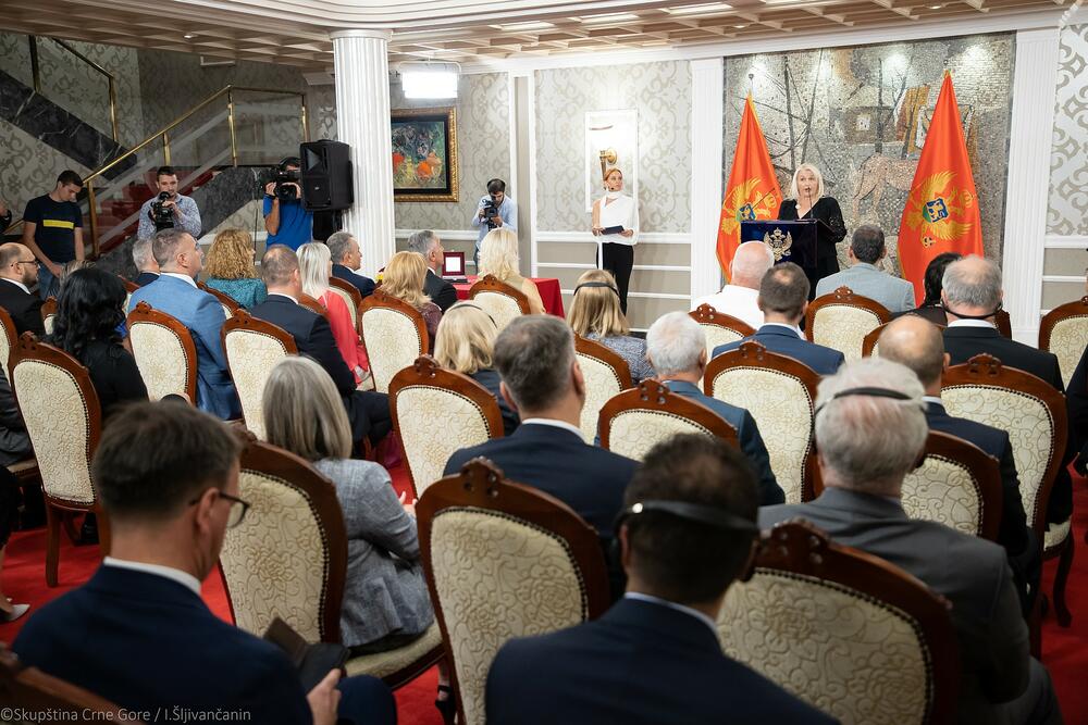 <p>Predsjednica Skupštine nagrade u Vili Gorica uručila ovogodišnjim dobitnicima, slikarki Jeleni Tomašević, književniku Andreju Nikolaidisu i kompozitoru Senadu Gačeviću</p>