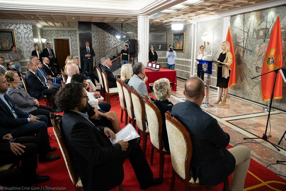 <p>Predsjednica Skupštine nagrade u Vili Gorica uručila ovogodišnjim dobitnicima, slikarki Jeleni Tomašević, književniku Andreju Nikolaidisu i kompozitoru Senadu Gačeviću</p>