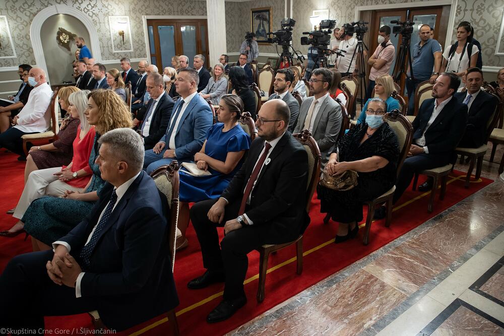 <p>Predsjednica Skupštine nagrade u Vili Gorica uručila ovogodišnjim dobitnicima, slikarki Jeleni Tomašević, književniku Andreju Nikolaidisu i kompozitoru Senadu Gačeviću</p>