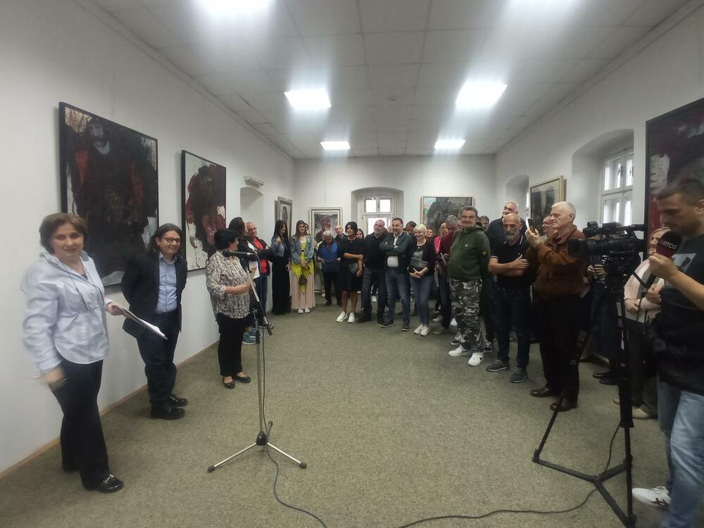 <p>Zorić se, ocijenila je je muzejska savjetnica Draginja Kujović, ponovo predstavio “impozantnom varijantom slika i crteža, a susret sa njima je za likovne kritičare novi izazov”</p>