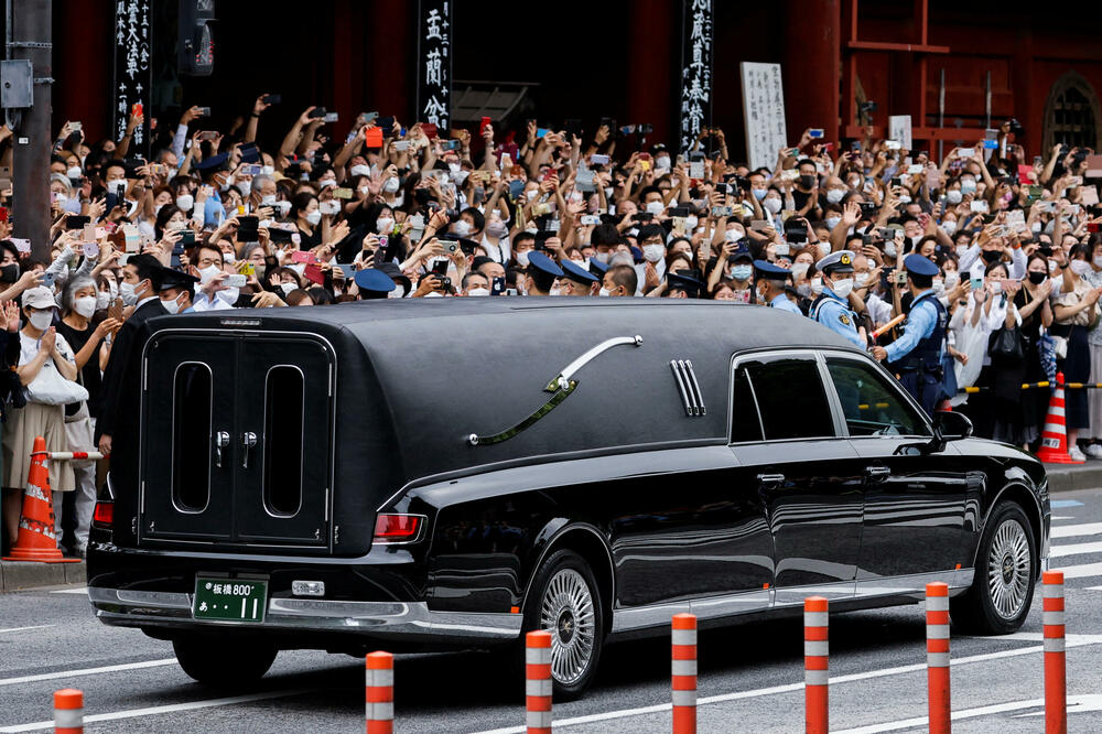 <p>Širom Tokija, zastave se vijore na pola koplja i ispred hrama</p>