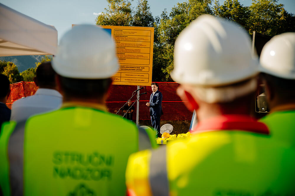 <p>"Nadam se da će za godinu dana gondole pune turista ići prema Lovćenu i da će i naši građani i građanke imati priliku da vide najljepši zalazak sunca na svijetu i pogled na jedan od najdivnijih zaliva", rekao je Abazović</p>