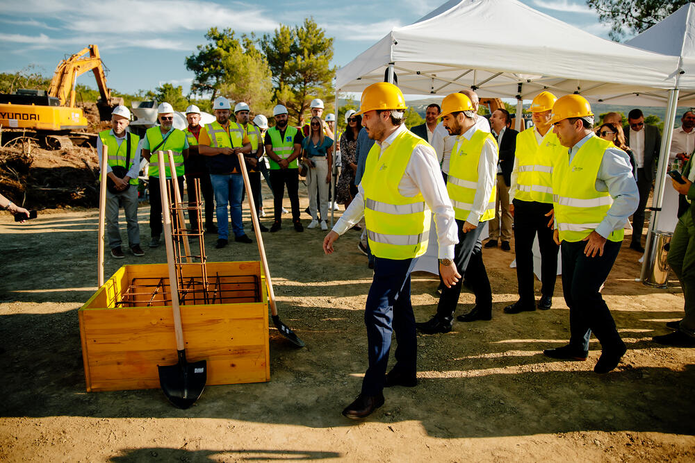 <p>"Nadam se da će za godinu dana gondole pune turista ići prema Lovćenu i da će i naši građani i građanke imati priliku da vide najljepši zalazak sunca na svijetu i pogled na jedan od najdivnijih zaliva", rekao je Abazović</p>