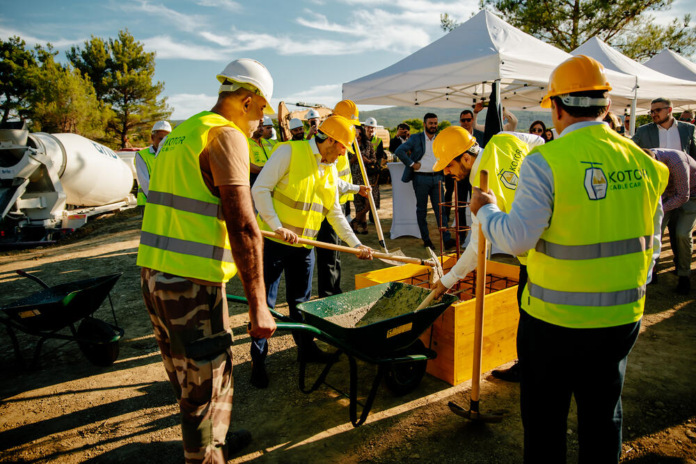 <p>"Nadam se da će za godinu dana gondole pune turista ići prema Lovćenu i da će i naši građani i građanke imati priliku da vide najljepši zalazak sunca na svijetu i pogled na jedan od najdivnijih zaliva", rekao je Abazović</p>