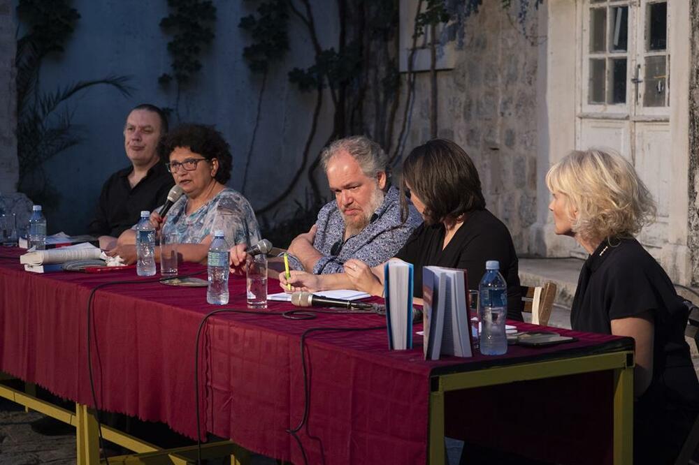 Enar na Trgu pjesnika, Foto: Grad Teatar Budva