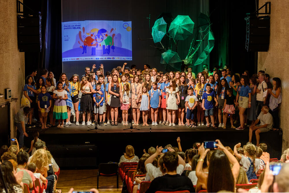 <p>"Publika je tradicionalno, tokom 12 dana trajanja programa, imala prilike da uživa u više desetina segmenata pozorišnog, edukativnog, kulturnog i plesnog programa, a njihovo zadovoljstvo oslikava činjenica da se za sve programe tražila karta više"</p>