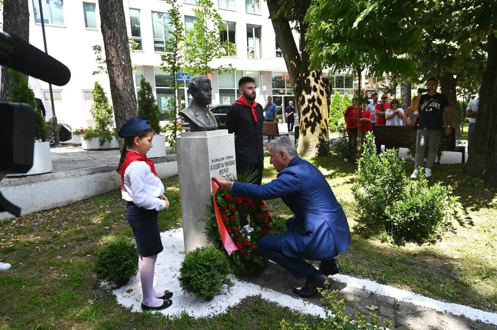 <p>“Crna Gora je na oltar slobode položila 17.000 žrtava, u Drugom svjetskom ratu poginulo je preko 7.000 boraca, njih 153 proglašeni su narodnim herojima”, kazao je predsjednik Opštine Bijelo Polje Petar Smolović</p>