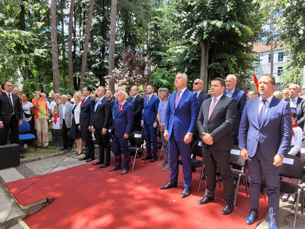 <p>“Crna Gora je na oltar slobode položila 17.000 žrtava, u Drugom svjetskom ratu poginulo je preko 7.000 boraca, njih 153 proglašeni su narodnim herojima”, kazao je predsjednik Opštine Bijelo Polje Petar Smolović</p>