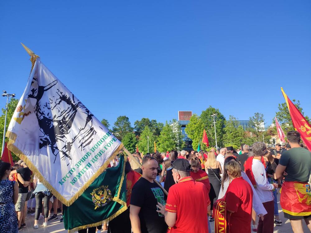 <p>Građani su nosili crnogorske državne zastave, a puštane su crnogorske i partizanske pjesme</p>