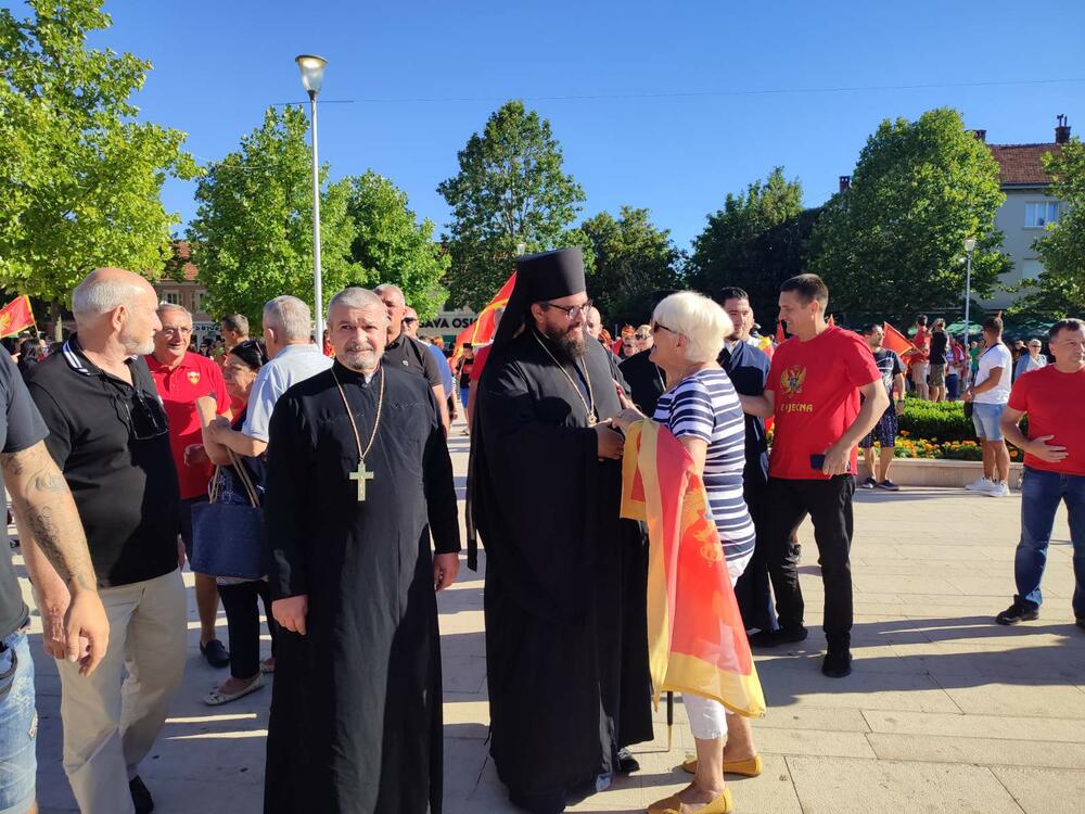 <p>Građani su nosili crnogorske državne zastave, a puštane su crnogorske i partizanske pjesme</p>
