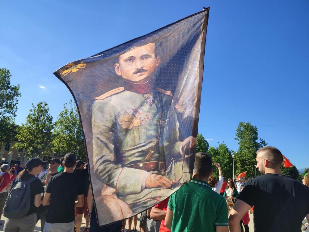 <p>Građani su nosili crnogorske državne zastave, a puštane su crnogorske i partizanske pjesme</p>
