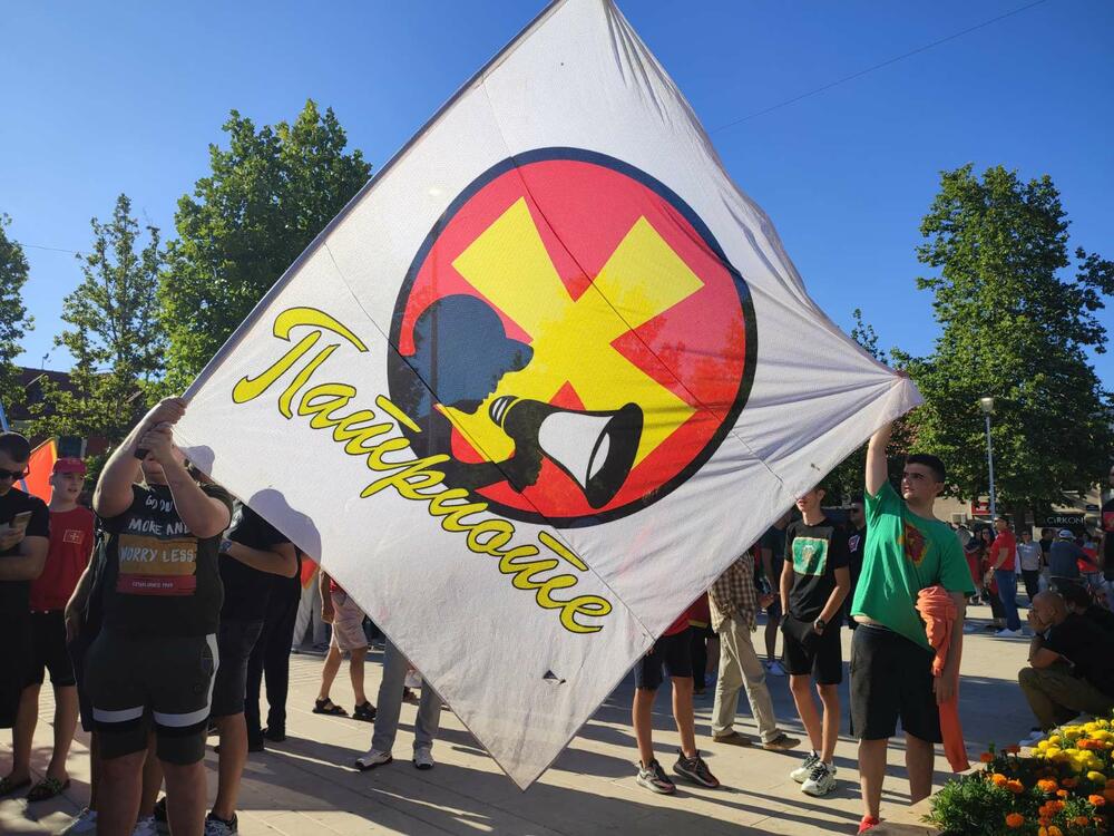 <p>Građani su nosili crnogorske državne zastave, a puštane su crnogorske i partizanske pjesme</p>