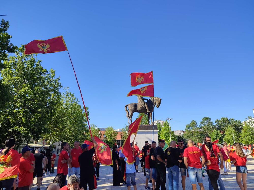 <p>Građani su nosili crnogorske državne zastave, a puštane su crnogorske i partizanske pjesme</p>