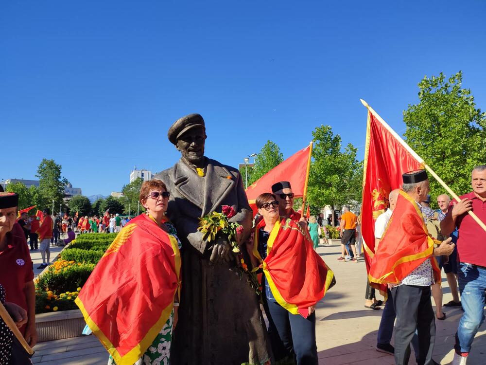 <p>Građani su nosili crnogorske državne zastave, a puštane su crnogorske i partizanske pjesme</p>