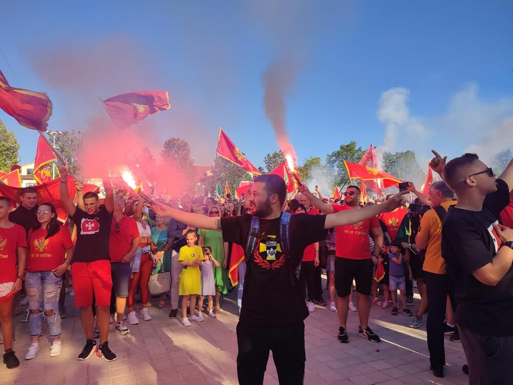 <p>Građani su nosili crnogorske državne zastave, a puštane su crnogorske i partizanske pjesme</p>