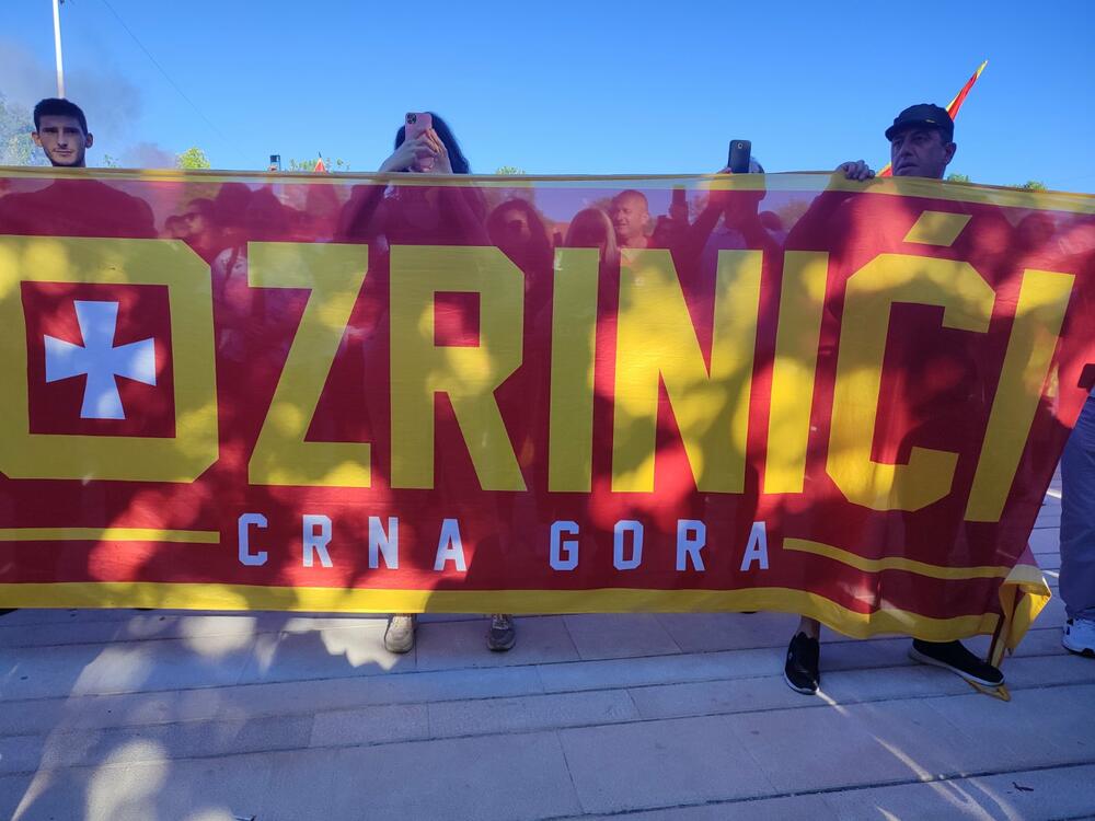 <p>Građani su nosili crnogorske državne zastave, a puštane su crnogorske i partizanske pjesme</p>