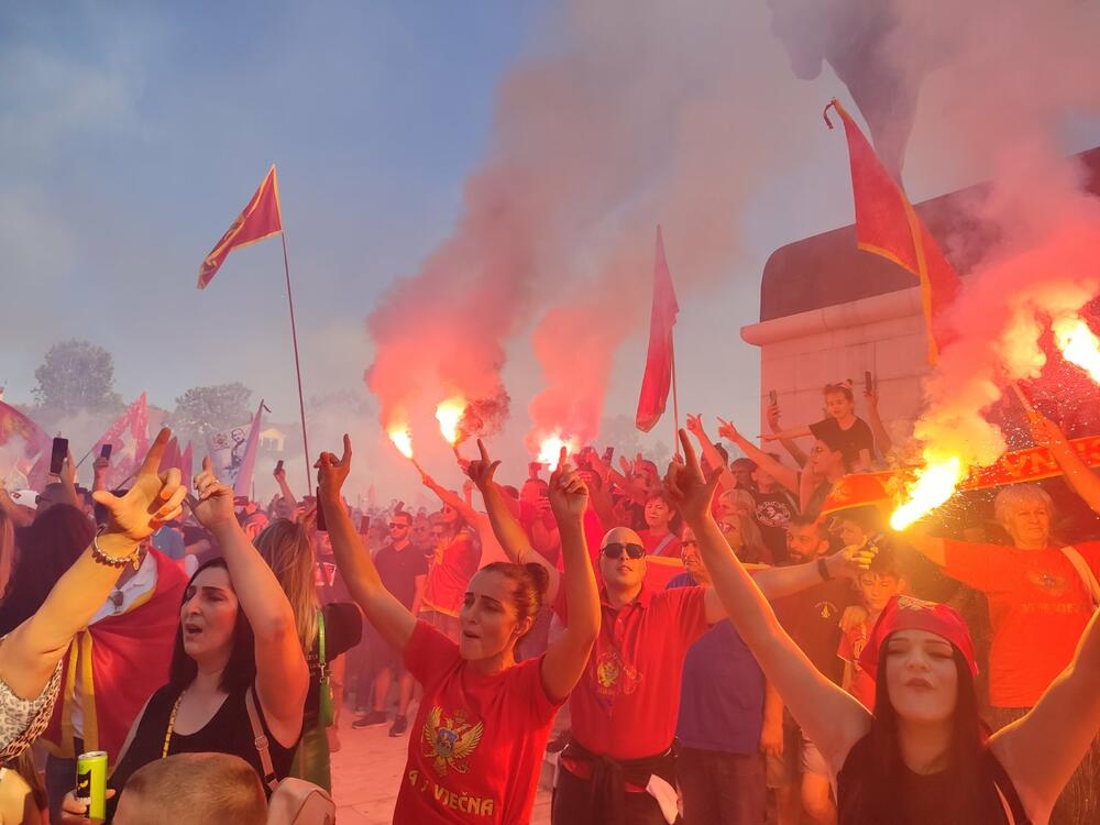 <p>Građani su nosili crnogorske državne zastave, a puštane su crnogorske i partizanske pjesme</p>