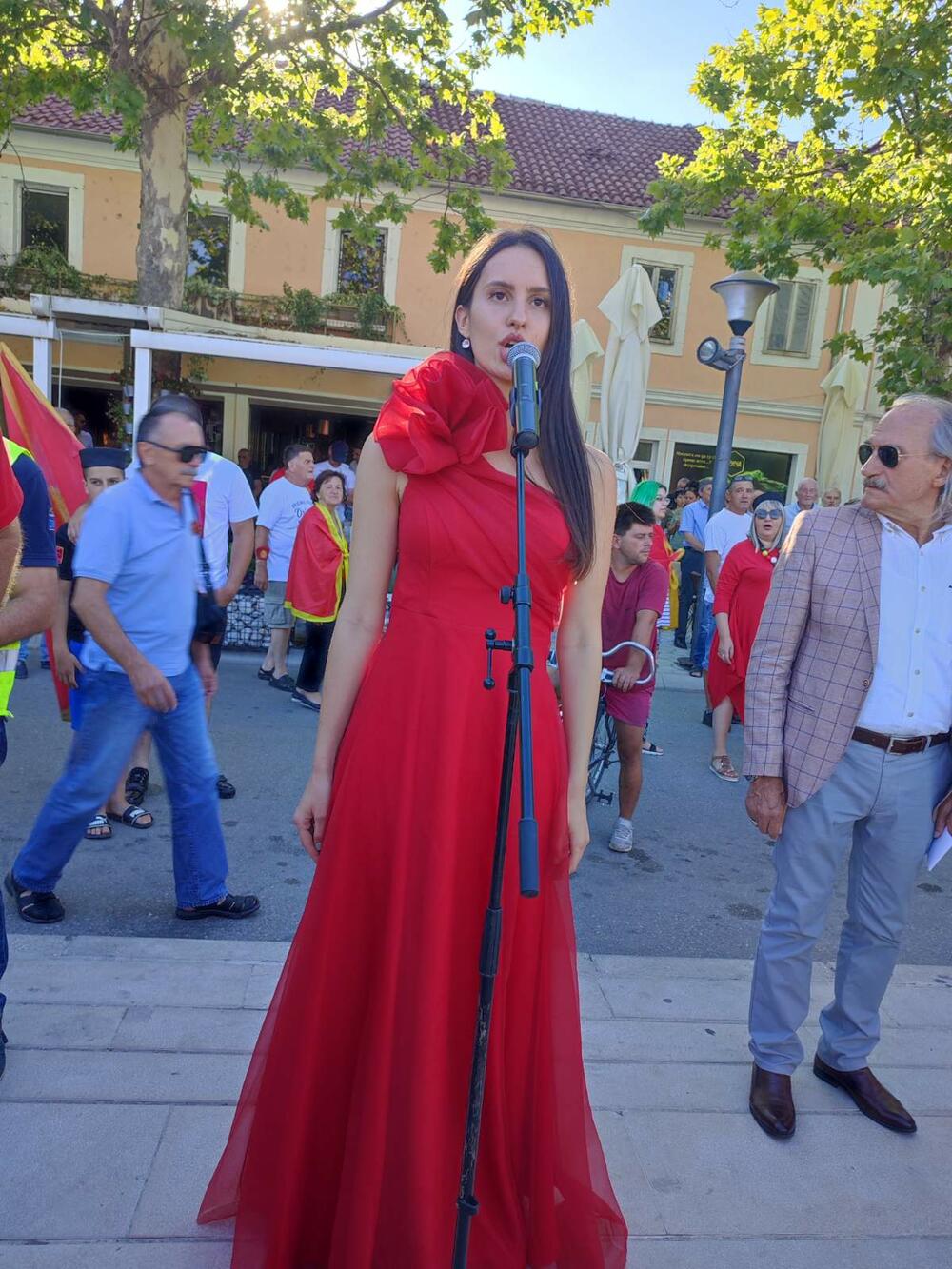 <p>Građani su nosili crnogorske državne zastave, a puštane su crnogorske i partizanske pjesme</p>