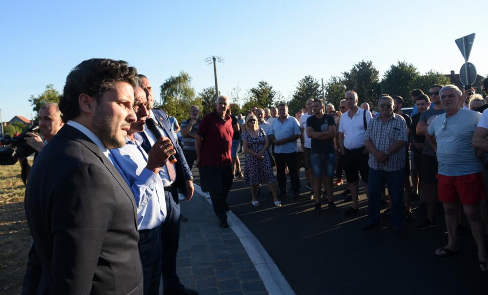 <p>Mještani zahtijevaju da se do sela na Veruši izgradi saobraćajnica, koja će ih povezati sa autoputem</p>